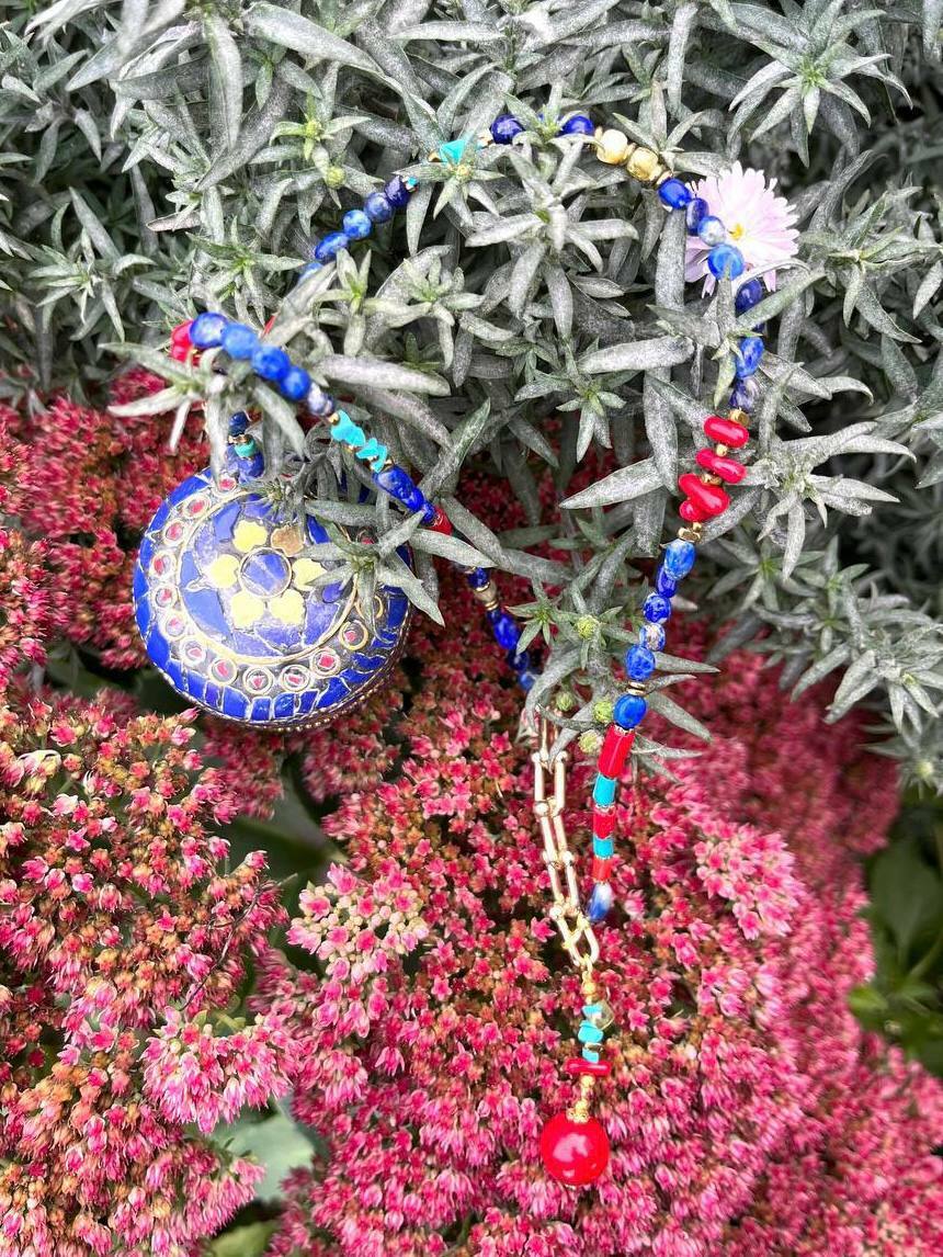 Колье из лазурита, красного коралла, бирюзы, каучука, хризолита, ювелирного сплава