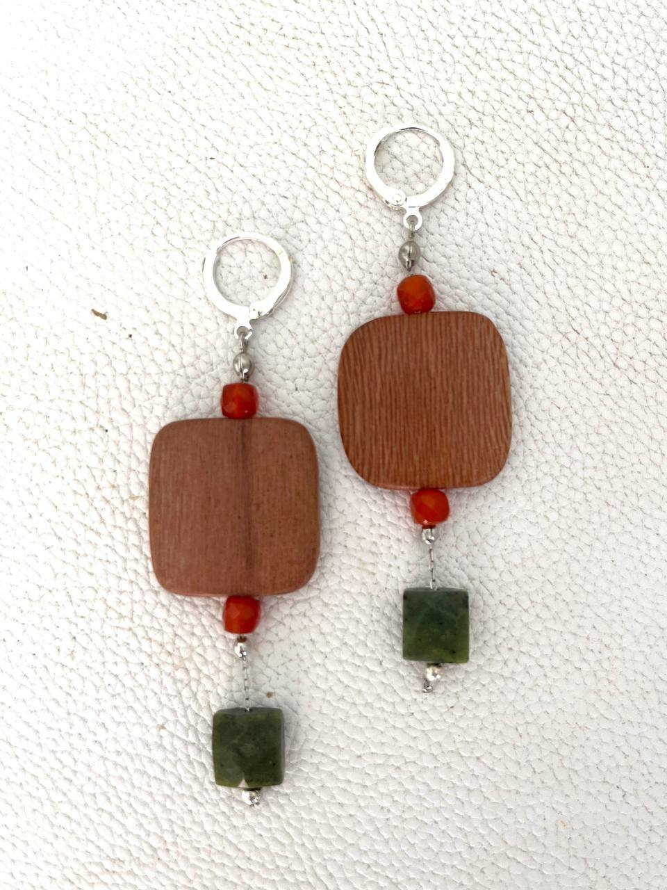 Серьги из дерева, сердолика, нефрита и серебра
