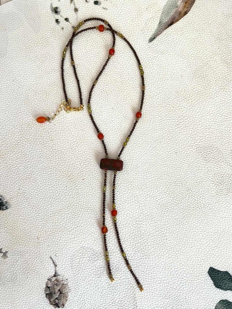 Колье из гематита, яшмы, циркона и ювелироного сплава