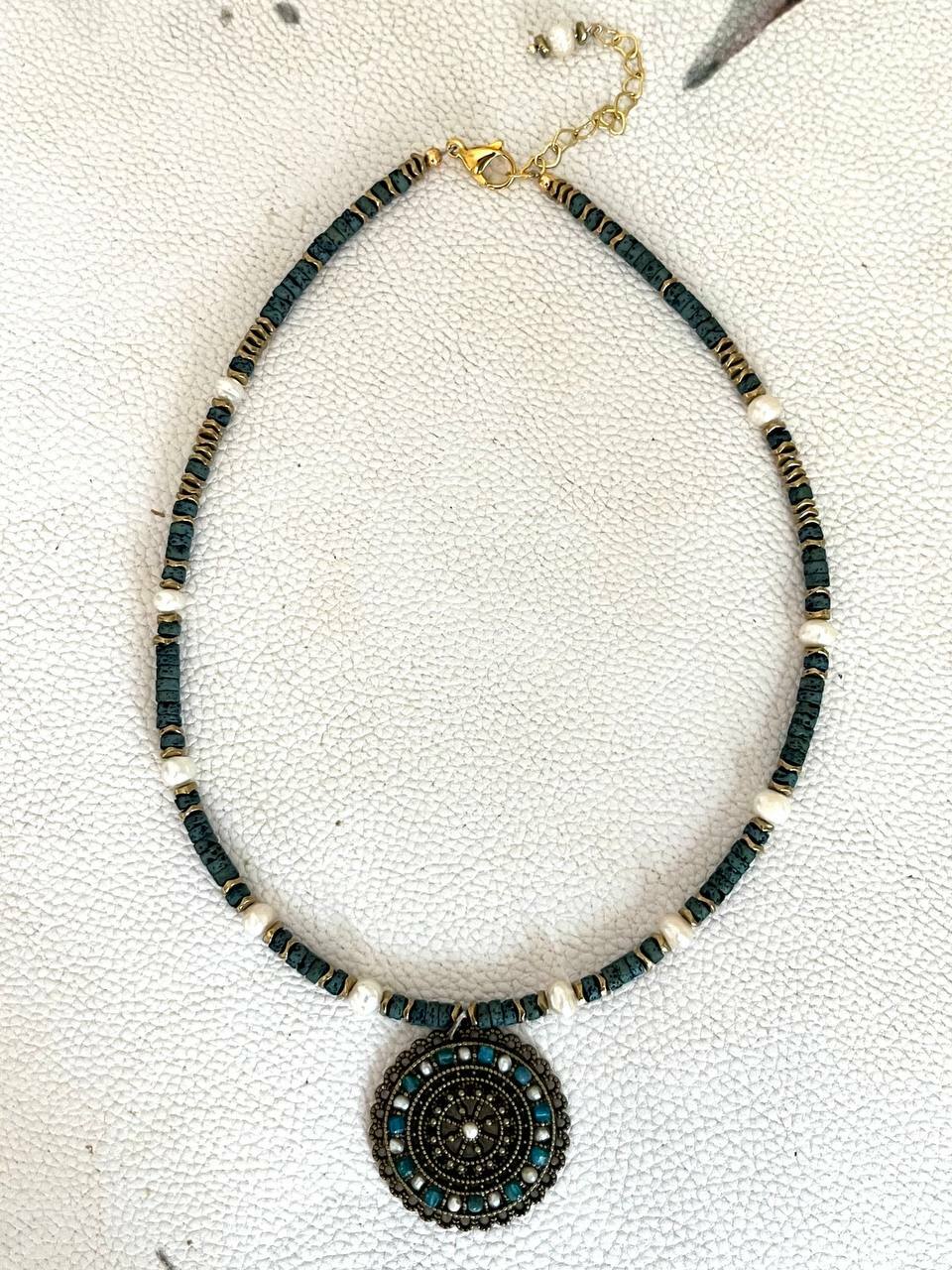 Чокер из жемчуга, бирюзы, лавы и ювелирного сплава